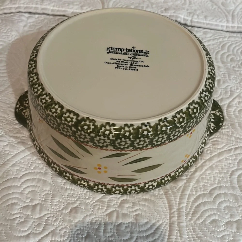 Temptations Old World 2 quart dish with‎ box